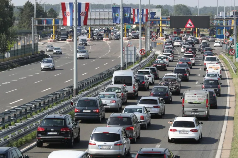 Na autocesti A1 Zagreb-Split-Ploče pojačan je priljev vozila kod naplatnih postaja Lučko u oba smjera.
