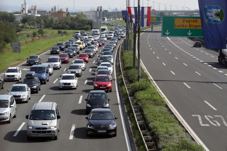 Na autocesti A1 Zagreb-Split-Ploče pojačan je priljev vozila kod naplatnih postaja Lučko u oba smjera.