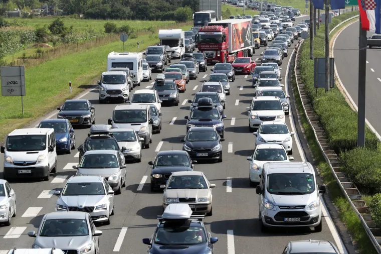 Na autocesti A1 Zagreb-Split-Ploče pojačan je priljev vozila kod naplatnih postaja Lučko u oba smjera.