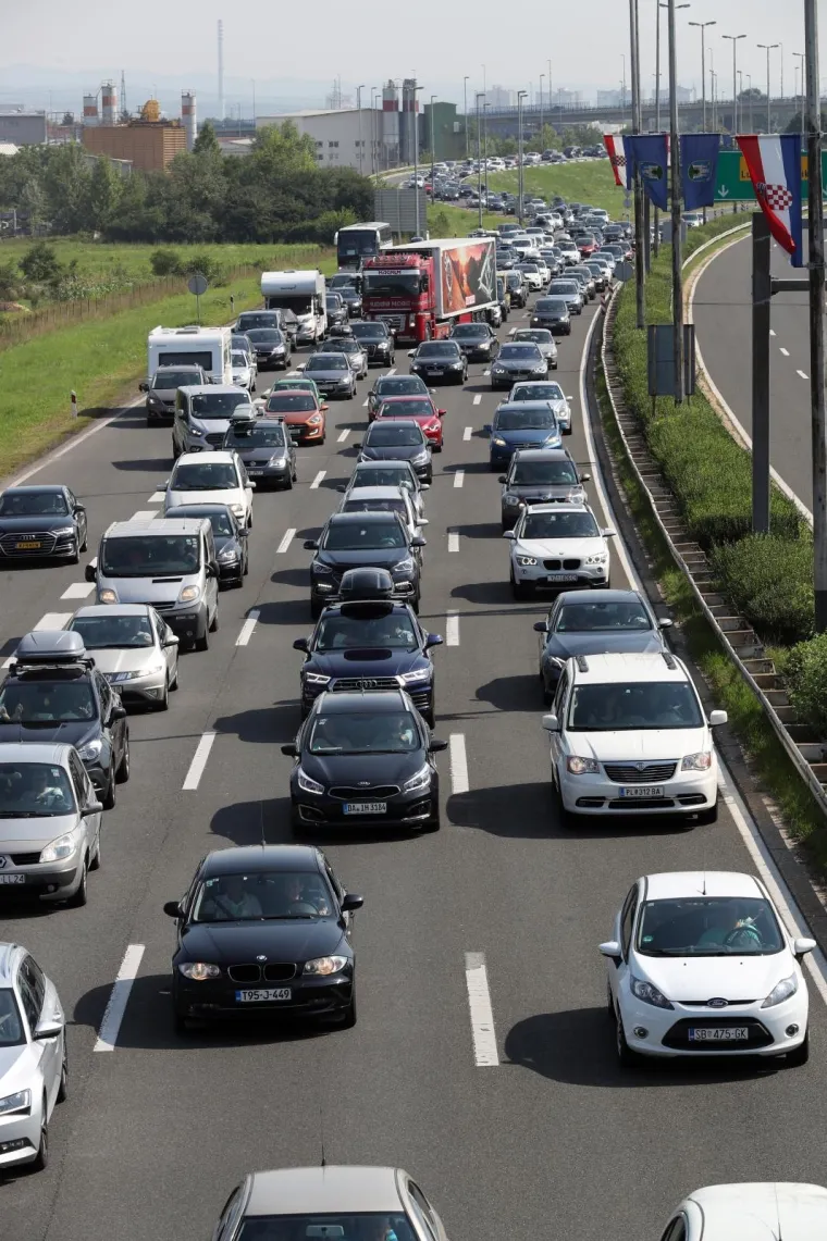 Na autocesti A1 Zagreb-Split-Ploče pojačan je priljev vozila kod naplatnih postaja Lučko u oba smjera.