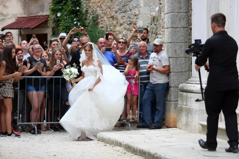 [FOTOGALERIJA] Ćorluka sa svatovima dočekao Franku pred crkvom, izgledaju prekrasno i presretno