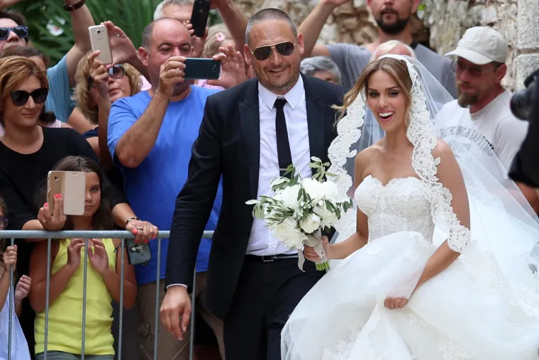 [FOTOGALERIJA] Ćorluka sa svatovima dočekao Franku pred crkvom, izgledaju prekrasno i presretno