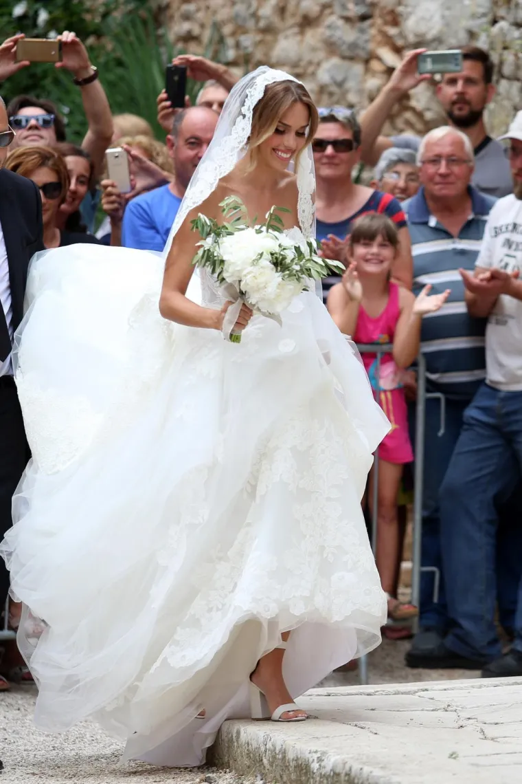 [FOTOGALERIJA] Ćorluka sa svatovima dočekao Franku pred crkvom, izgledaju prekrasno i presretno