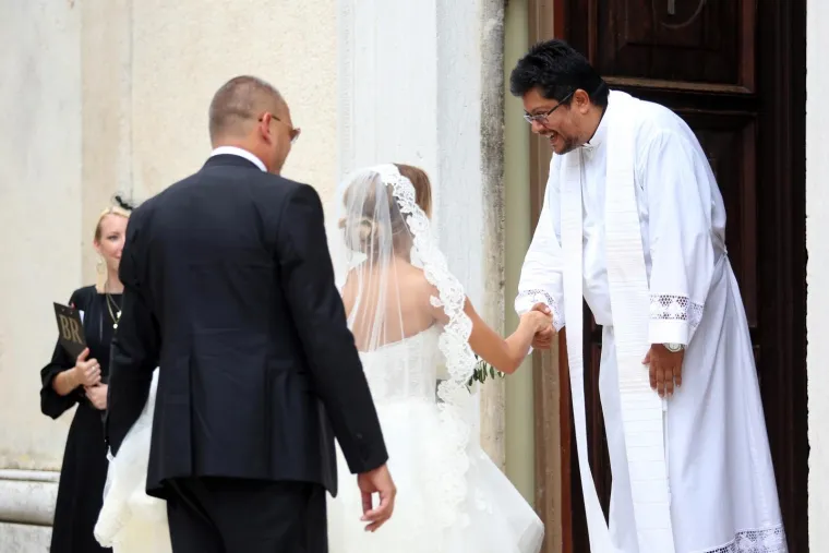 [FOTOGALERIJA] Ćorluka sa svatovima dočekao Franku pred crkvom, izgledaju prekrasno i presretno