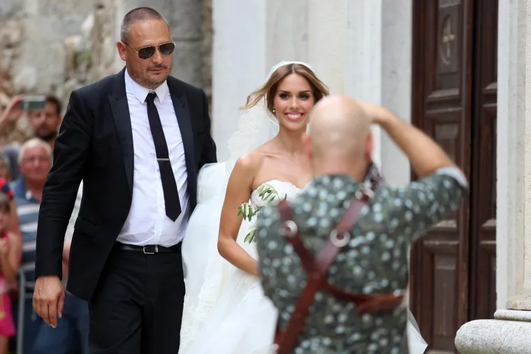 [FOTOGALERIJA] Ćorluka sa svatovima dočekao Franku pred crkvom, izgledaju prekrasno i presretno