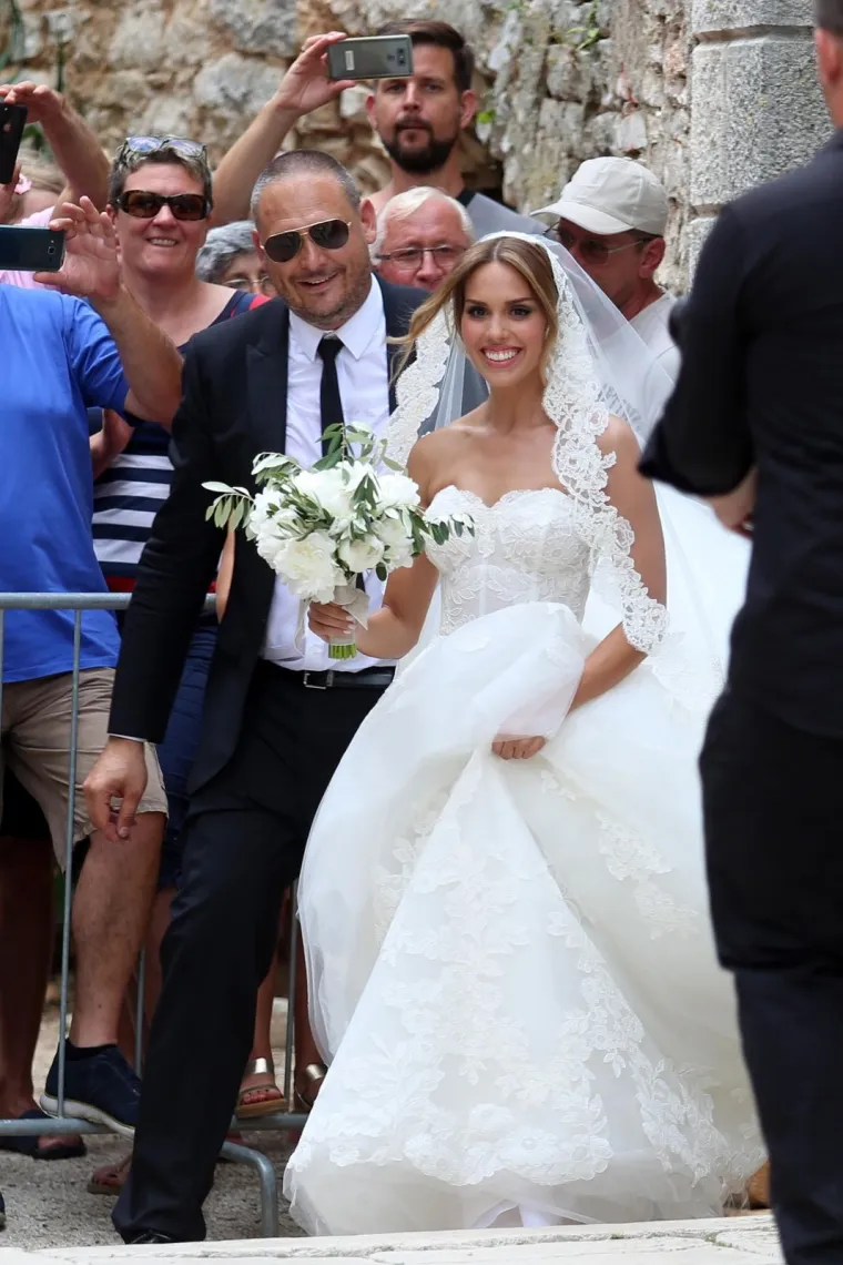 [FOTOGALERIJA] Ćorluka sa svatovima dočekao Franku pred crkvom, izgledaju prekrasno i presretno