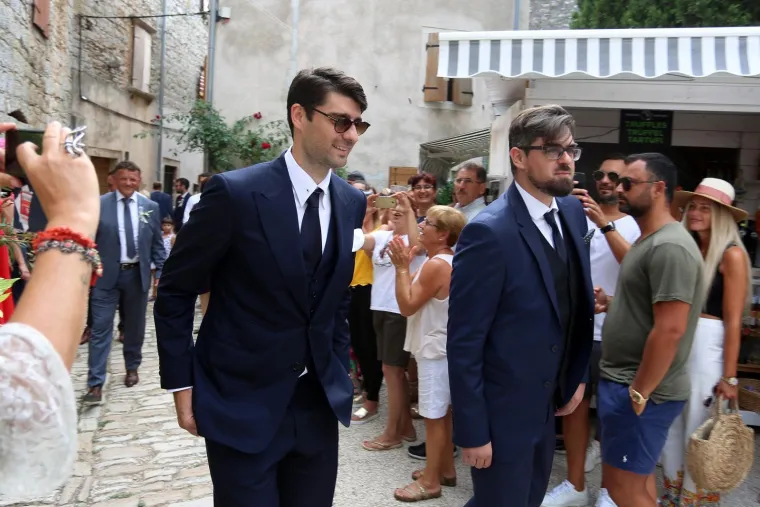 [FOTOGALERIJA] Ćorluka sa svatovima dočekao Franku pred crkvom, izgledaju prekrasno i presretno