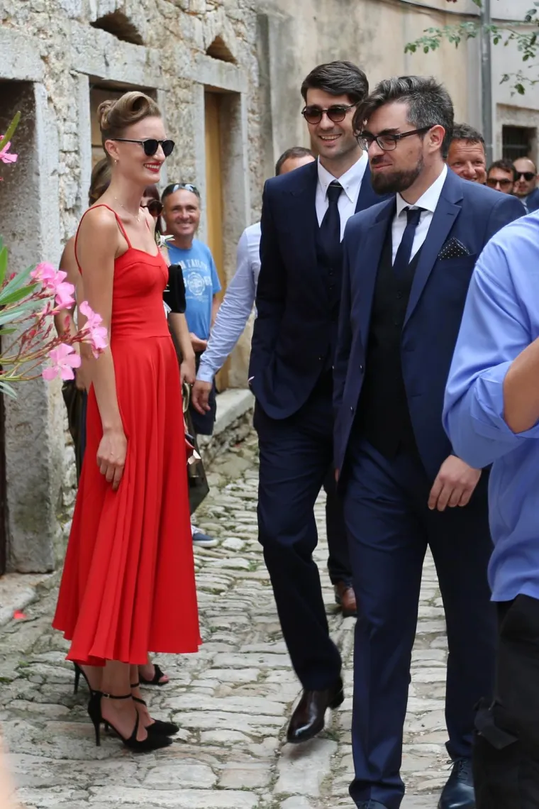 [FOTOGALERIJA] Ćorluka sa svatovima dočekao Franku pred crkvom, izgledaju prekrasno i presretno