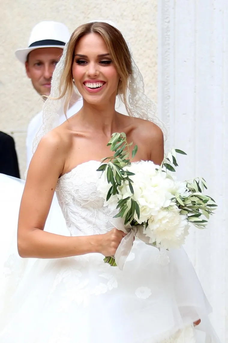 [FOTOGALERIJA] Ćorluka sa svatovima dočekao Franku pred crkvom, izgledaju prekrasno i presretno