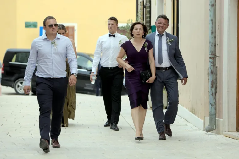 [FOTOGALERIJA] Ćorluka sa svatovima dočekao Franku pred crkvom, izgledaju prekrasno i presretno