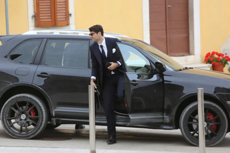 [FOTOGALERIJA] Ćorluka sa svatovima dočekao Franku pred crkvom, izgledaju prekrasno i presretno