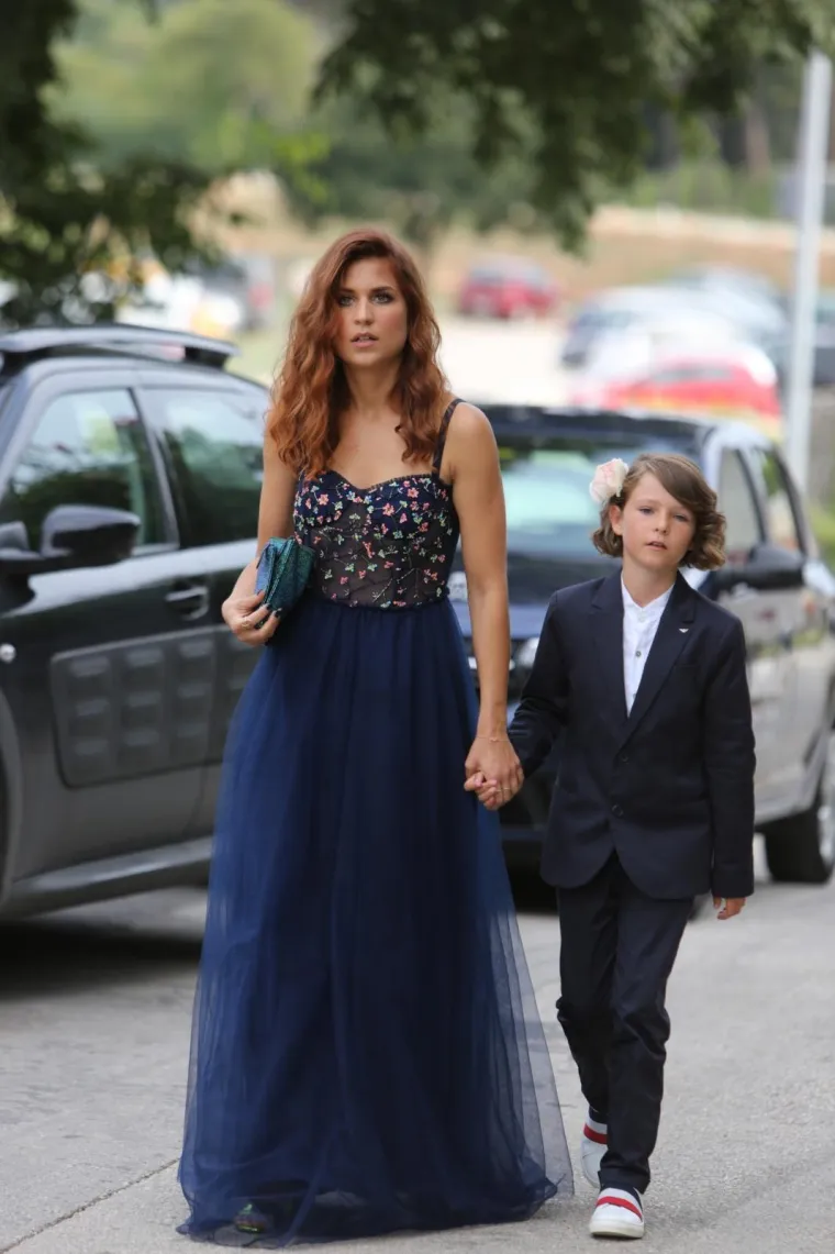 [FOTOGALERIJA] Ćorluka sa svatovima dočekao Franku pred crkvom, izgledaju prekrasno i presretno