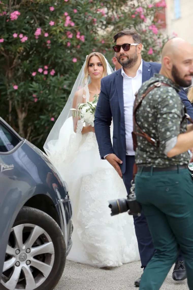 [FOTOGALERIJA] Ćorluka sa svatovima dočekao Franku pred crkvom, izgledaju prekrasno i presretno