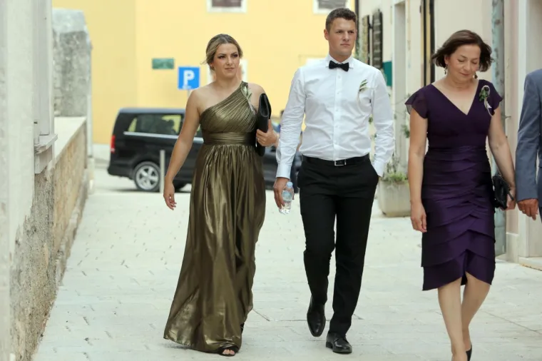 [FOTOGALERIJA] Ćorluka sa svatovima dočekao Franku pred crkvom, izgledaju prekrasno i presretno