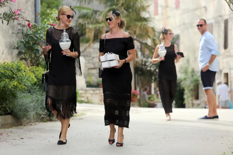 [FOTOGALERIJA] Ćorluka sa svatovima dočekao Franku pred crkvom, izgledaju prekrasno i presretno