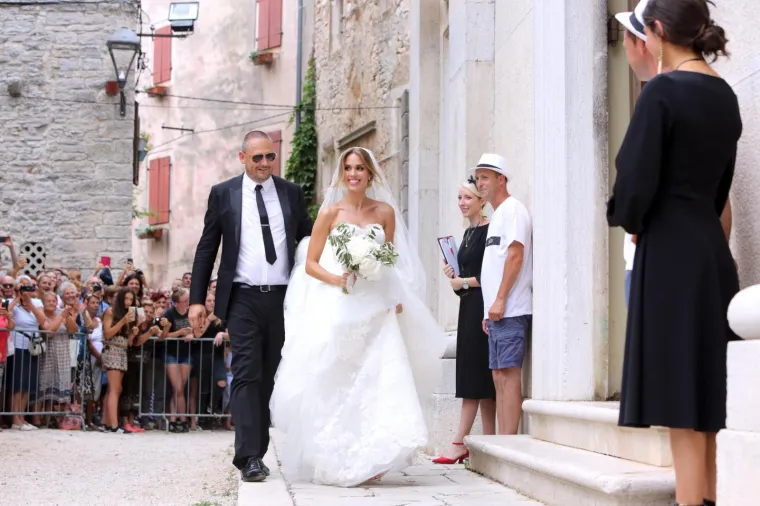 [FOTOGALERIJA] Ćorluka sa svatovima dočekao Franku pred crkvom, izgledaju prekrasno i presretno