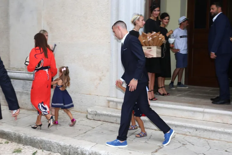 [FOTOGALERIJA] Ćorluka sa svatovima dočekao Franku pred crkvom, izgledaju prekrasno i presretno