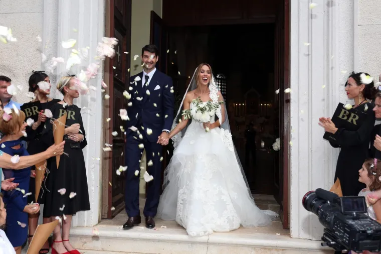 [FOTOGALERIJA] Ćorluka sa svatovima dočekao Franku pred crkvom, izgledaju prekrasno i presretno