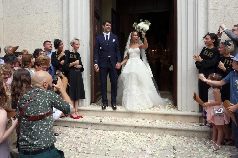 [FOTOGALERIJA] Ćorluka sa svatovima dočekao Franku pred crkvom, izgledaju prekrasno i presretno