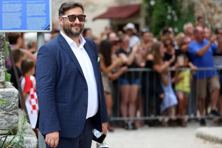 [FOTOGALERIJA] Ćorluka sa svatovima dočekao Franku pred crkvom, izgledaju prekrasno i presretno