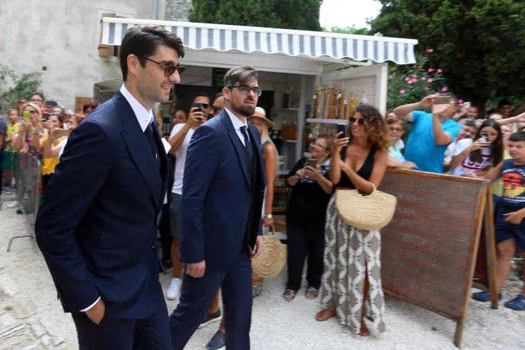 [FOTOGALERIJA] Ćorluka sa svatovima dočekao Franku pred crkvom, izgledaju prekrasno i presretno