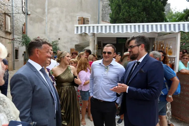 [FOTOGALERIJA] Ćorluka sa svatovima dočekao Franku pred crkvom, izgledaju prekrasno i presretno