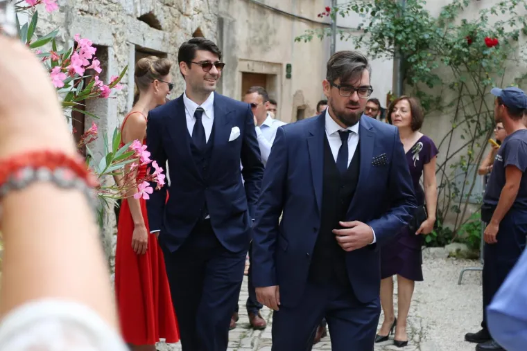 [FOTOGALERIJA] Ćorluka sa svatovima dočekao Franku pred crkvom, izgledaju prekrasno i presretno