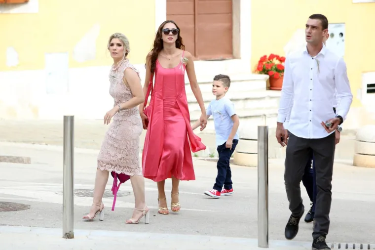 [FOTOGALERIJA] Ćorluka sa svatovima dočekao Franku pred crkvom, izgledaju prekrasno i presretno