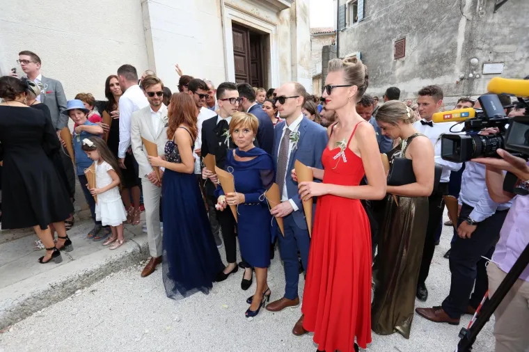 [FOTOGALERIJA] Ćorluka sa svatovima dočekao Franku pred crkvom, izgledaju prekrasno i presretno