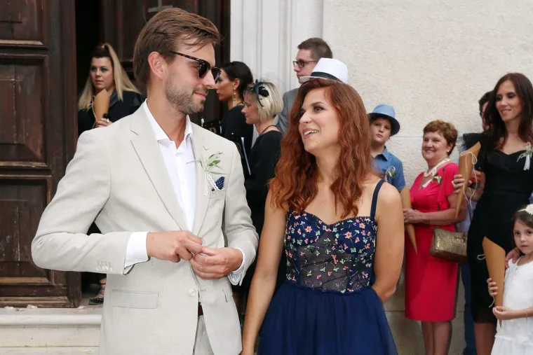 [FOTOGALERIJA] Ćorluka sa svatovima dočekao Franku pred crkvom, izgledaju prekrasno i presretno