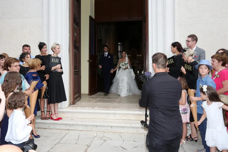 [FOTOGALERIJA] Ćorluka sa svatovima dočekao Franku pred crkvom, izgledaju prekrasno i presretno