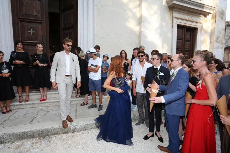 [FOTOGALERIJA] Ćorluka sa svatovima dočekao Franku pred crkvom, izgledaju prekrasno i presretno