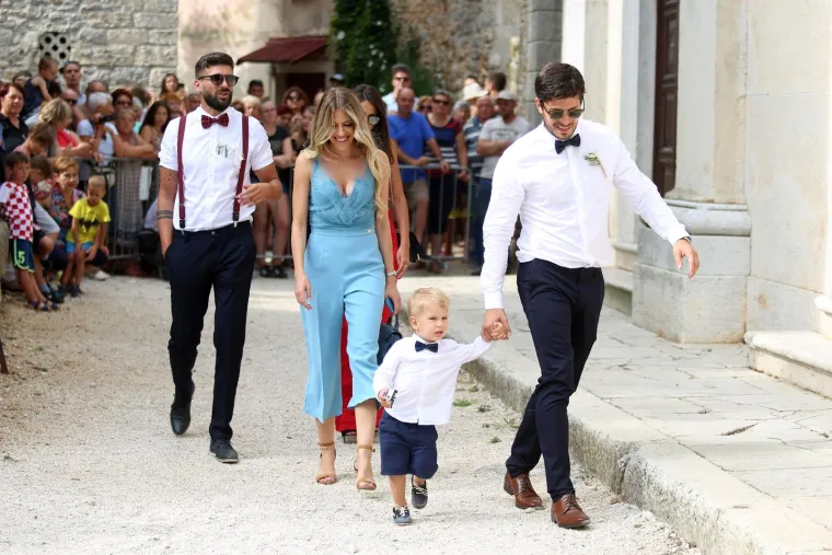 [FOTOGALERIJA] Ćorluka sa svatovima dočekao Franku pred crkvom, izgledaju prekrasno i presretno