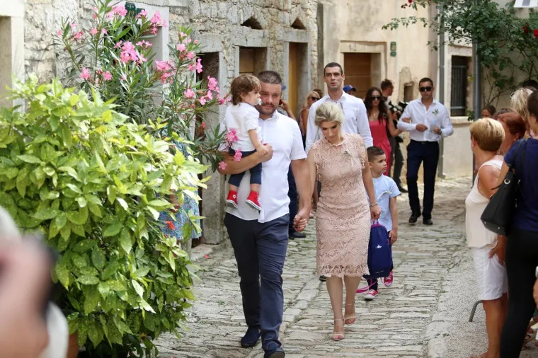 [FOTOGALERIJA] Ćorluka sa svatovima dočekao Franku pred crkvom, izgledaju prekrasno i presretno