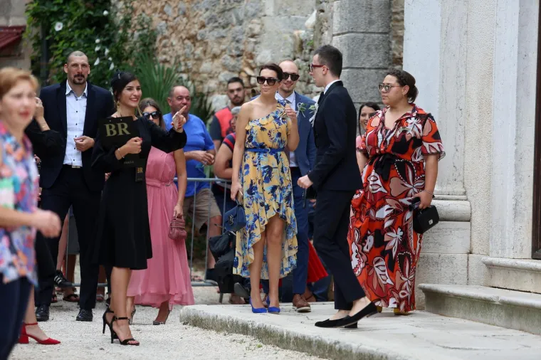 [FOTOGALERIJA] Ćorluka sa svatovima dočekao Franku pred crkvom, izgledaju prekrasno i presretno