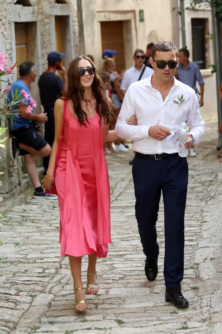 [FOTOGALERIJA] Ćorluka sa svatovima dočekao Franku pred crkvom, izgledaju prekrasno i presretno