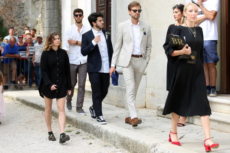 [FOTOGALERIJA] Ćorluka sa svatovima dočekao Franku pred crkvom, izgledaju prekrasno i presretno