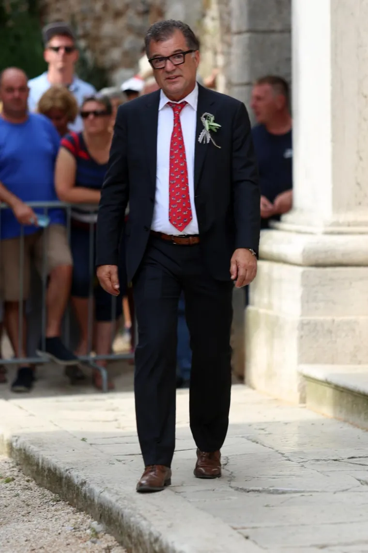 [FOTOGALERIJA] Ćorluka sa svatovima dočekao Franku pred crkvom, izgledaju prekrasno i presretno