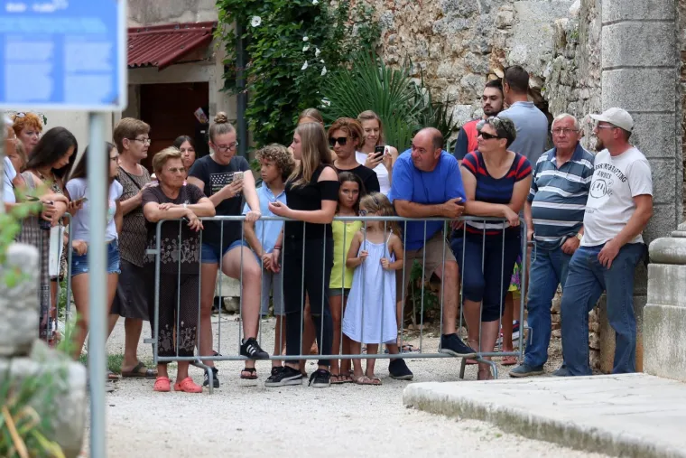 [FOTOGALERIJA] Ćorluka sa svatovima dočekao Franku pred crkvom, izgledaju prekrasno i presretno