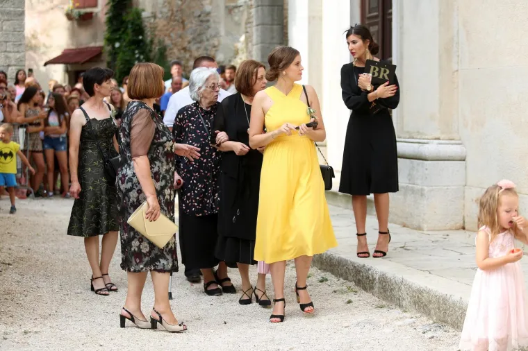 [FOTOGALERIJA] Ćorluka sa svatovima dočekao Franku pred crkvom, izgledaju prekrasno i presretno