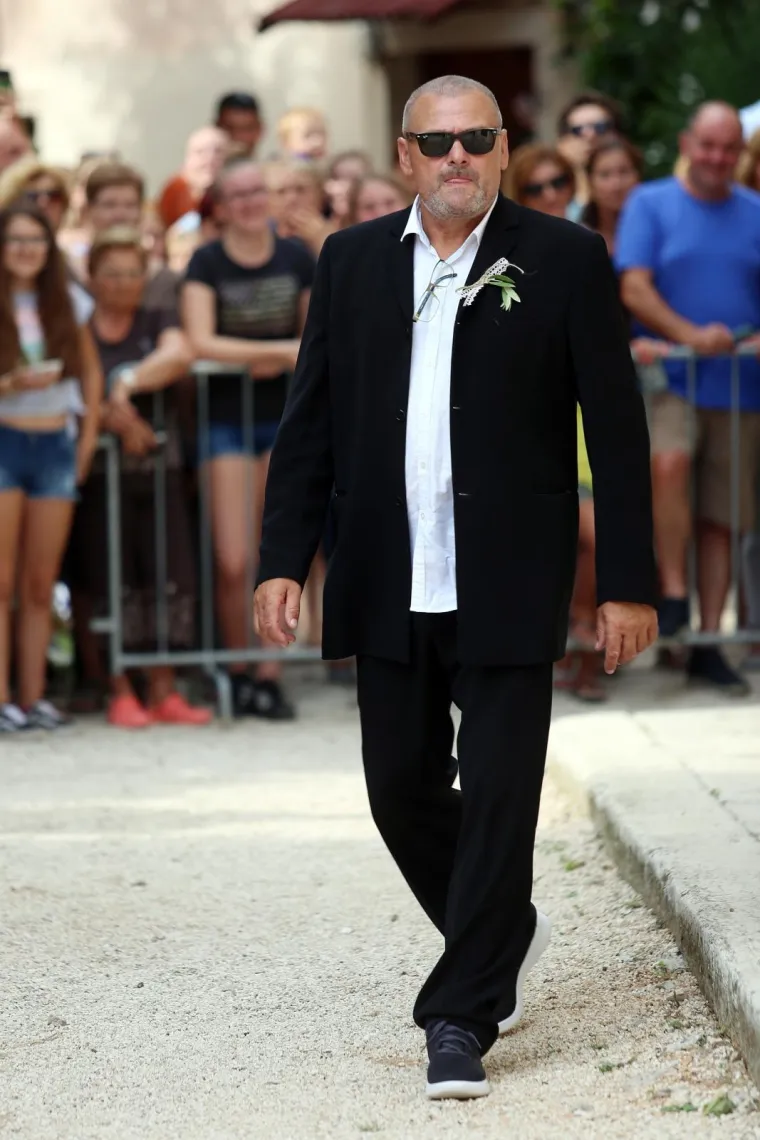 [FOTOGALERIJA] Ćorluka sa svatovima dočekao Franku pred crkvom, izgledaju prekrasno i presretno