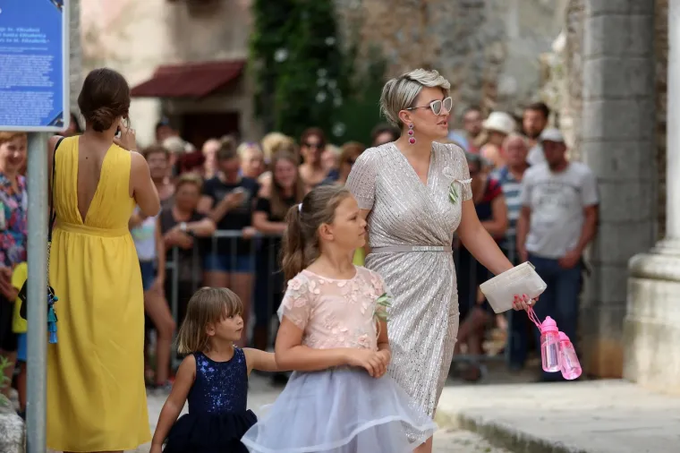 [FOTOGALERIJA] Ćorluka sa svatovima dočekao Franku pred crkvom, izgledaju prekrasno i presretno