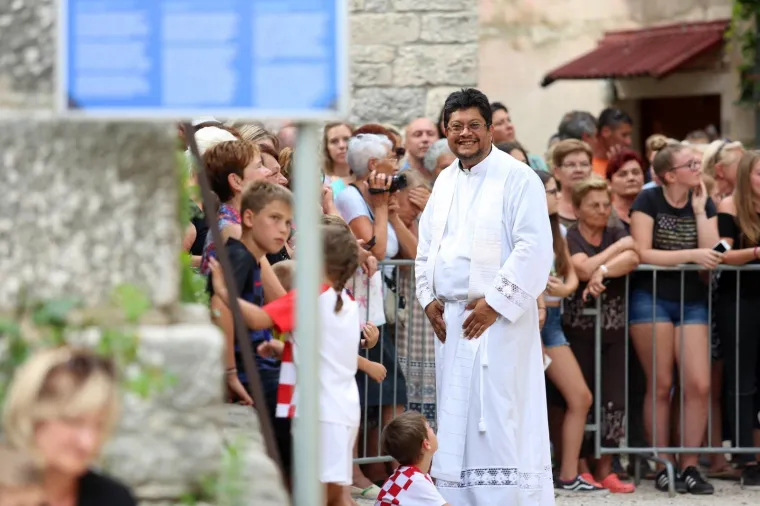 [FOTOGALERIJA] Ćorluka sa svatovima dočekao Franku pred crkvom, izgledaju prekrasno i presretno
