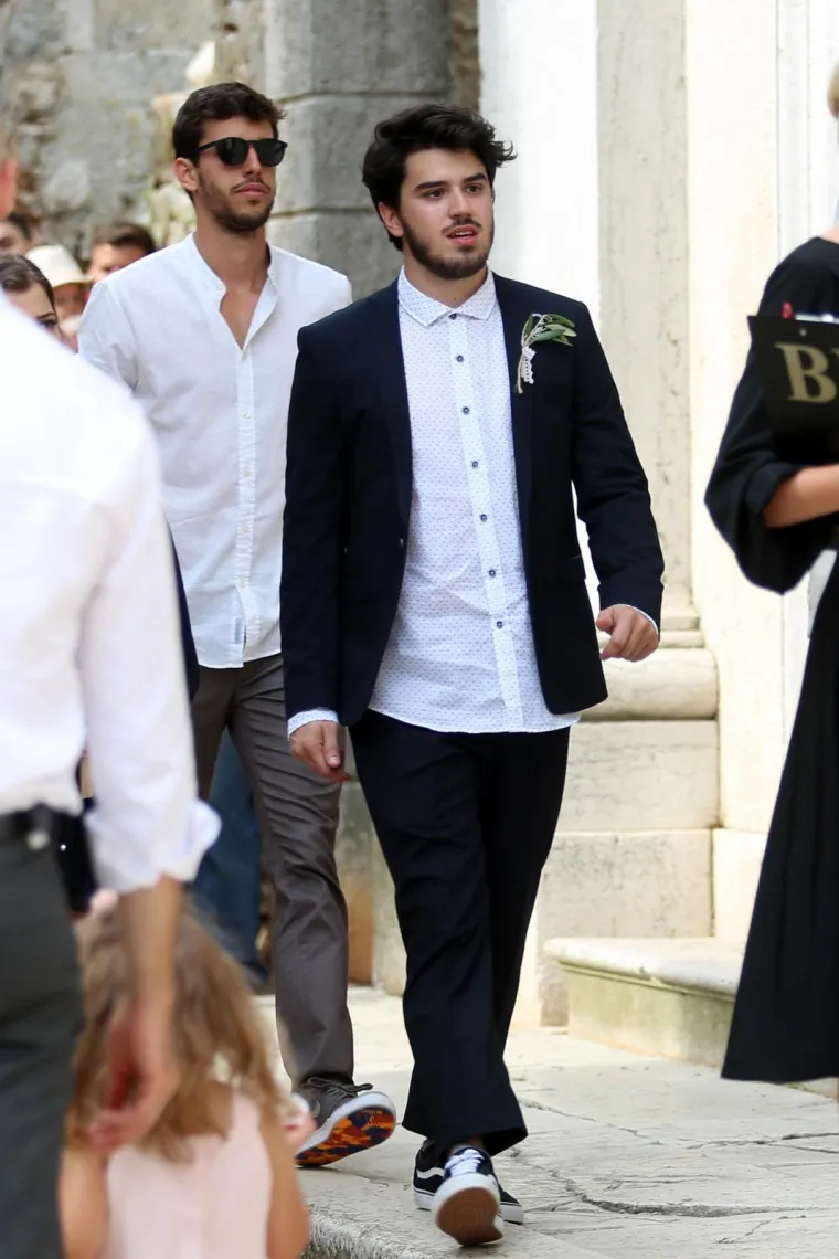 [FOTOGALERIJA] Ćorluka sa svatovima dočekao Franku pred crkvom, izgledaju prekrasno i presretno