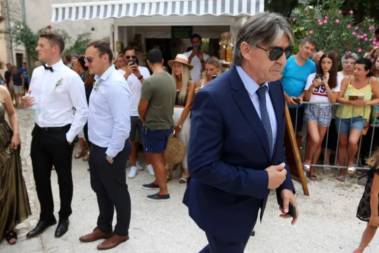 [FOTOGALERIJA] Ćorluka sa svatovima dočekao Franku pred crkvom, izgledaju prekrasno i presretno