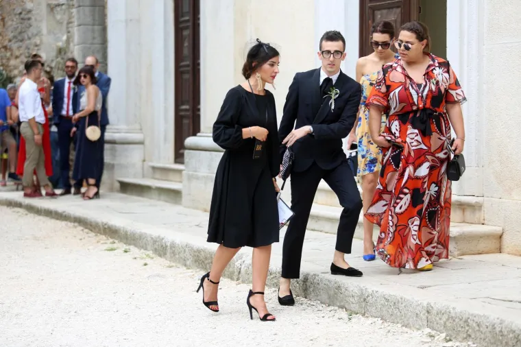 [FOTOGALERIJA] Ćorluka sa svatovima dočekao Franku pred crkvom, izgledaju prekrasno i presretno