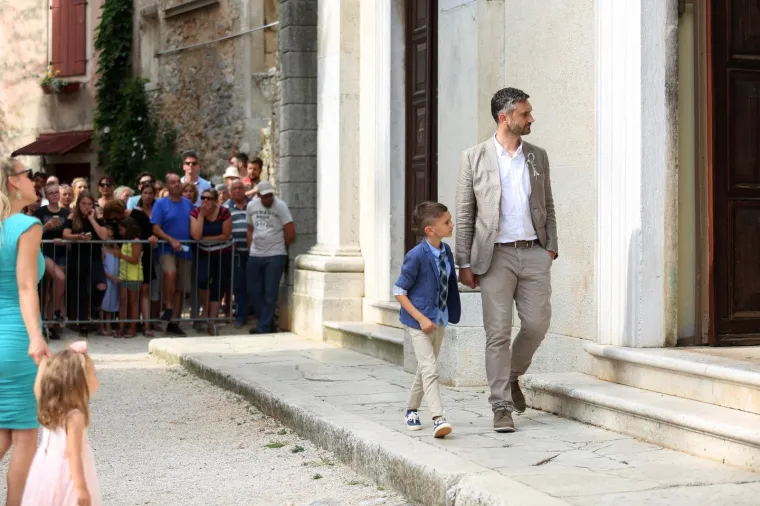 [FOTOGALERIJA] Ćorluka sa svatovima dočekao Franku pred crkvom, izgledaju prekrasno i presretno