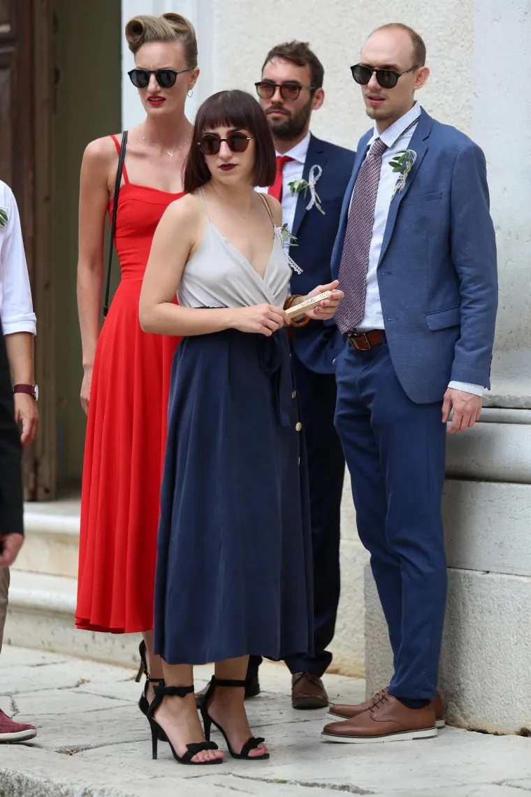 [FOTOGALERIJA] Ćorluka sa svatovima dočekao Franku pred crkvom, izgledaju prekrasno i presretno