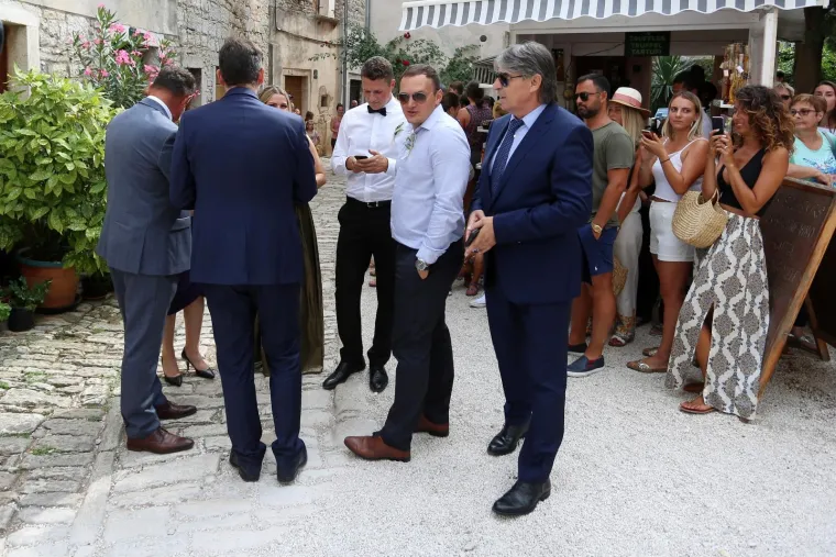 [FOTOGALERIJA] Ćorluka sa svatovima dočekao Franku pred crkvom, izgledaju prekrasno i presretno