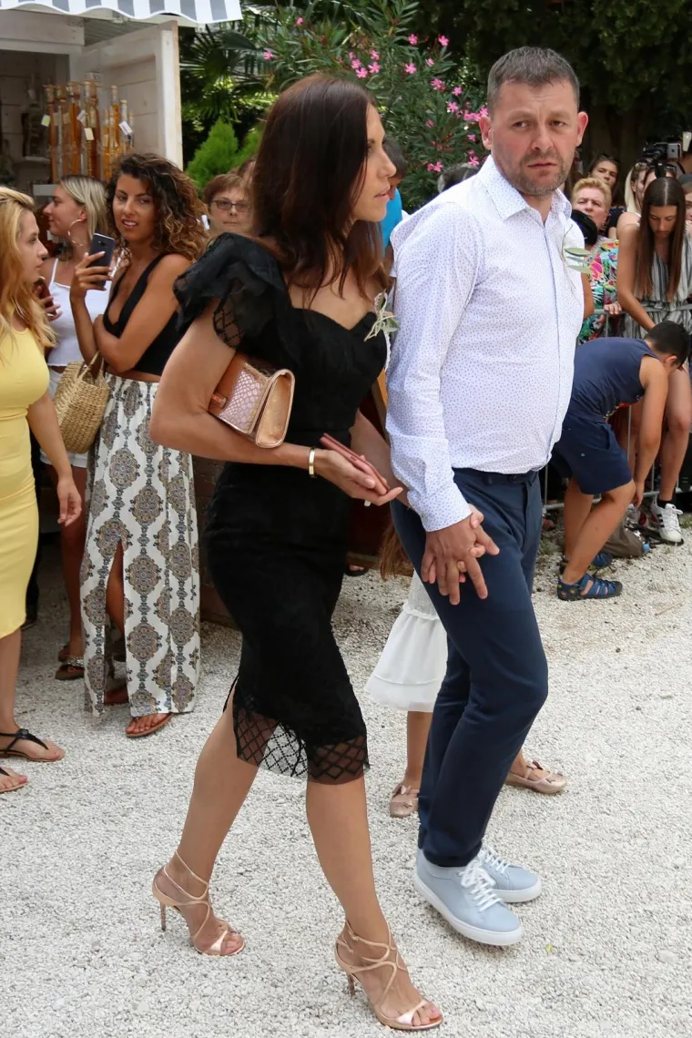 [FOTOGALERIJA] Ćorluka sa svatovima dočekao Franku pred crkvom, izgledaju prekrasno i presretno